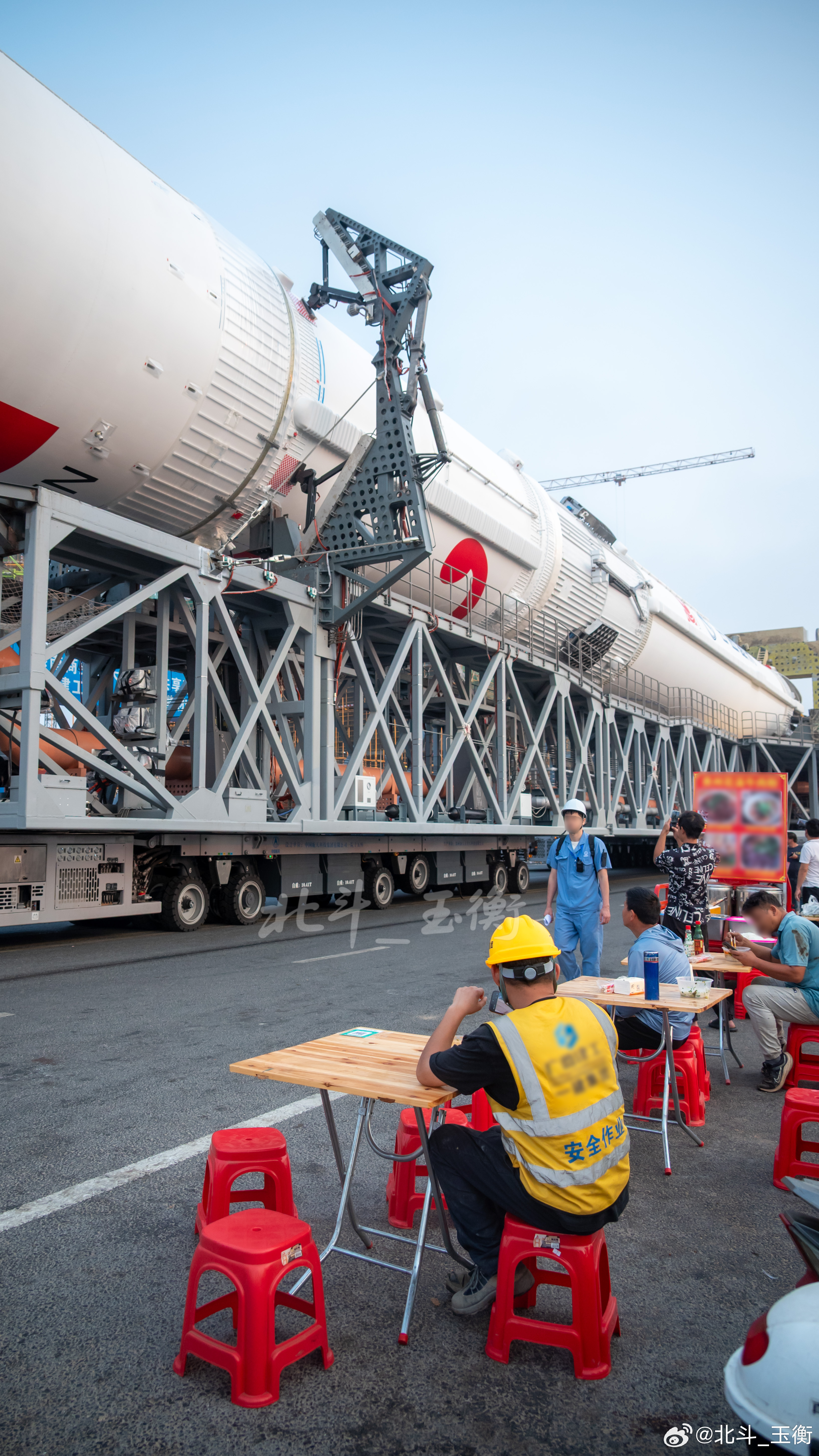 太空探索助力计划看着人类顶尖科技，吃着五块钱的早饭 