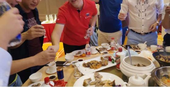 无耻至极！湖北武汉，一男子带了2瓶飞天茅台参加酒局。吃饱喝足后，准备将空酒瓶带回