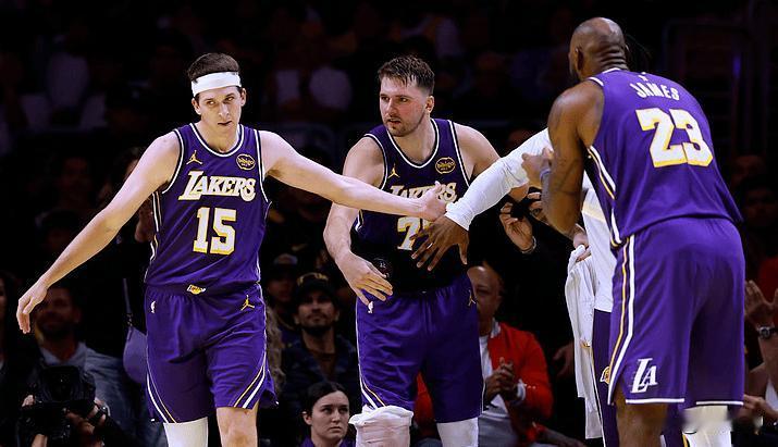 洛城德比巅峰对决：东契奇43+9+13封神 湖人擒快船重返西部第二
 
NBA杯