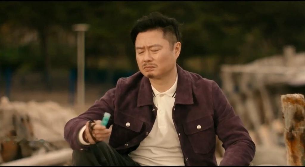 魏翔在踢一种很新的足球魏翔踢球的样子梦回西虹市首富 骨骼清奇？气宇一般？被神秘人