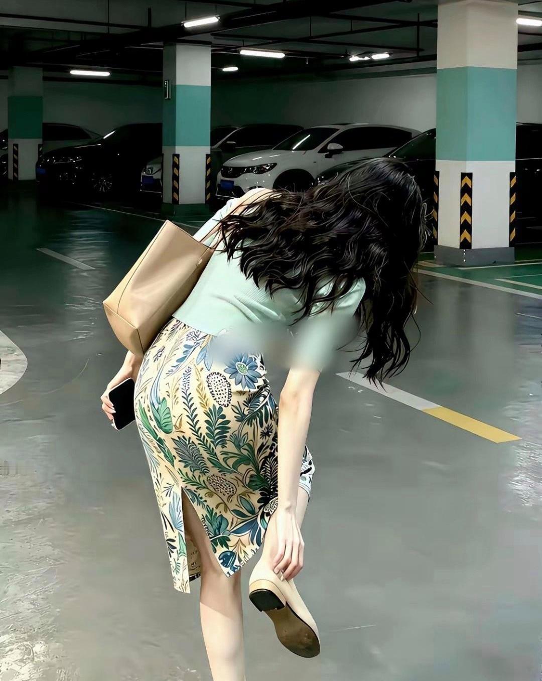 背影看来是美女，应该正面也不差