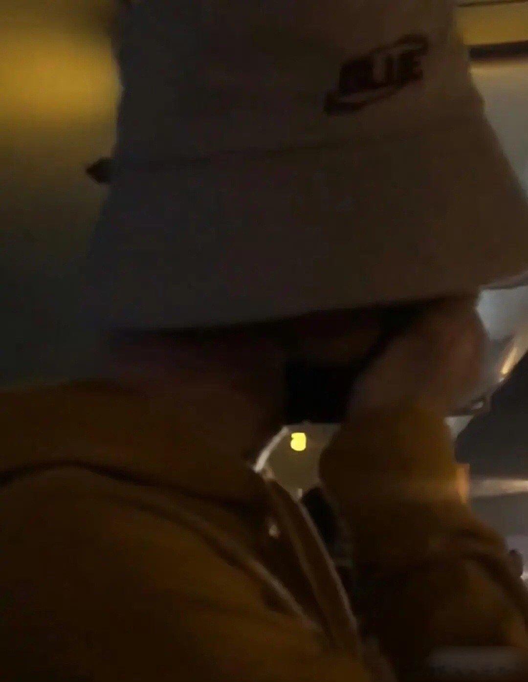 #魏大勋被粉丝告知口罩起球后的反应#魏大勋在机场被粉丝告知口罩起球后的反应也太可