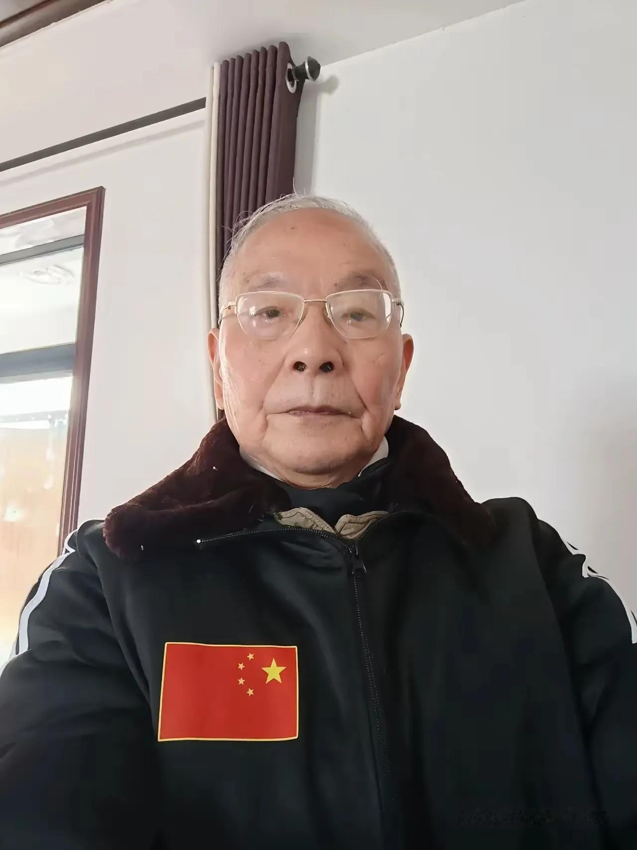 老家有个说法，
人中长寿命长，
这位老爷子85岁了，
状态很好，
人中长于一般人