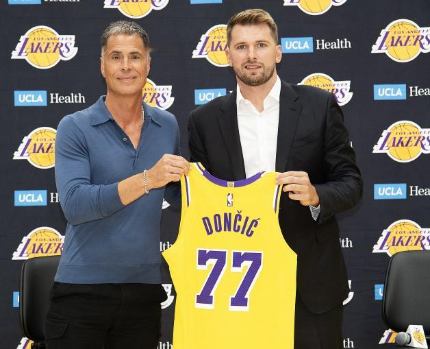 今日，2026年NBA选秀大会次轮继续在篮网主场巴克莱中心进行。56顺位，湖人选
