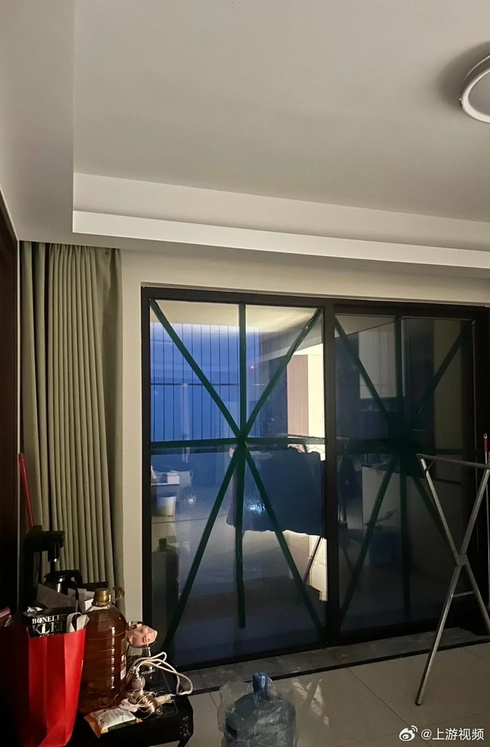#台风红霞登陆亲历者发声#【台风“红霞”登陆：不锈钢栏杆被吹弯、花园顶棚被揭、晚