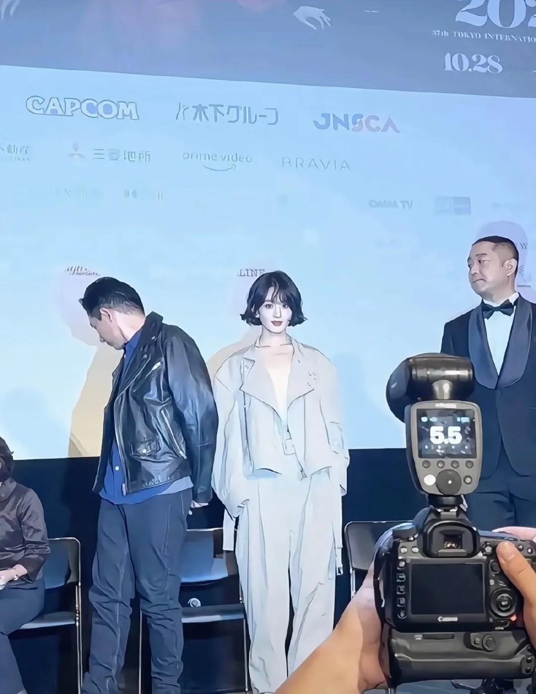 直观感受一下赵丽颖的头有多小！一直觉得她的脸是圆圆的，没想到头身比这么小啊！所以