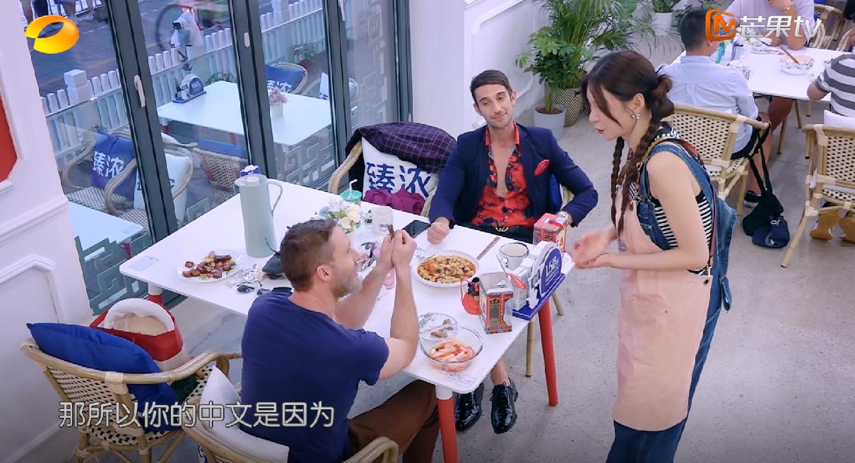 意大利餐厅的老板用中文说：中国人对外国人一直很好，但意大利人不知道，但是我现在已