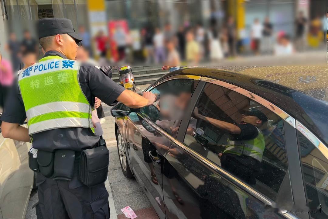 近日，江西吉安新干县，三伏天暴晒下的汽车就是密闭烤箱，家长因急事下车，两岁小孩误