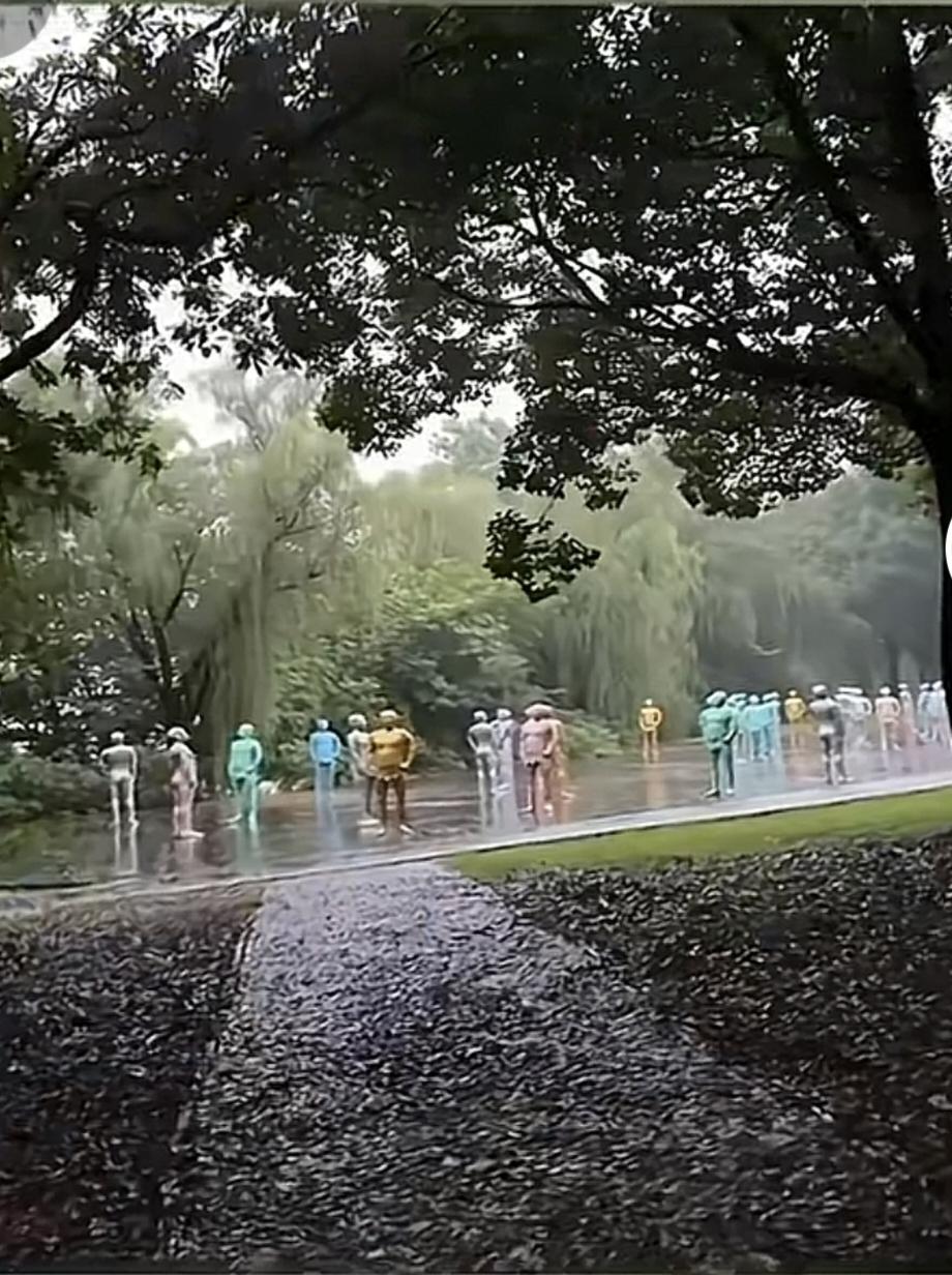 上海这48个人形雕塑看上去非常的诡异。反正我第一眼看过去就非常的不舒服，之所以不