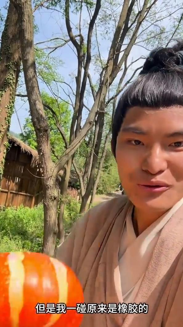 给大家看看电视里面的南瓜是不是真的看起来特别的像，我也以为是真的，但是我一碰原来