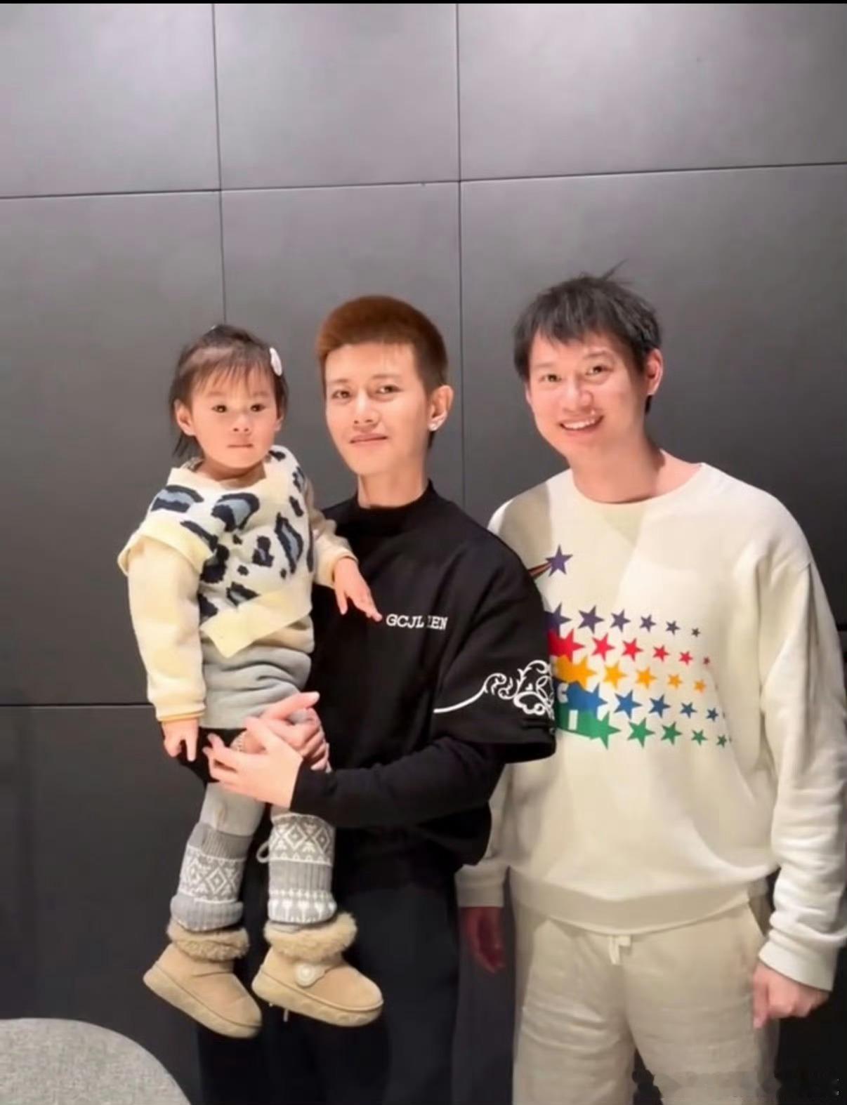 任嘉伦抱周雨女儿等我小了我也要被任嘉伦抱 