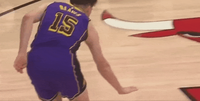 小里上一次做出too small还是在23年3月30号，同样对阵公牛，小里帮老詹