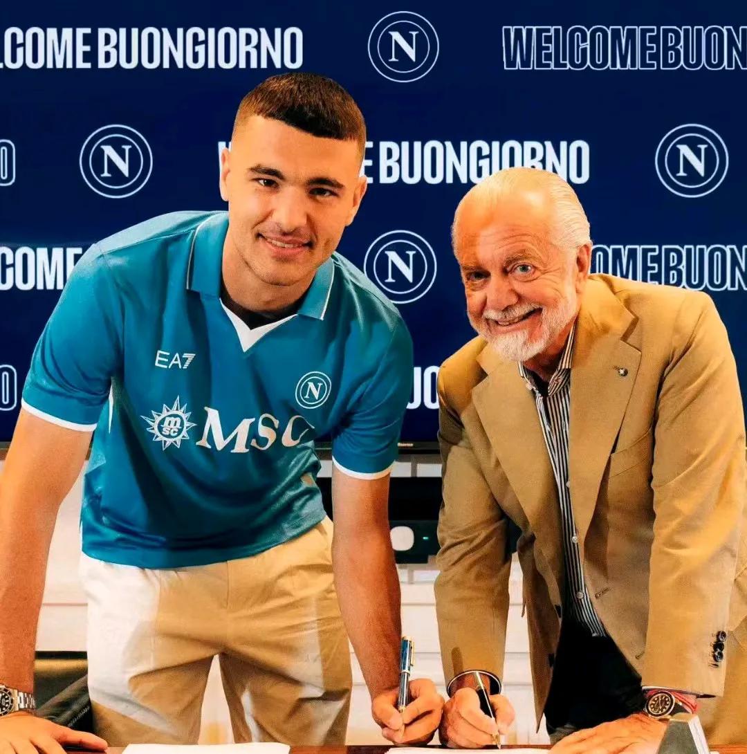 🇮🇹意大利足球
那不里是有眼光的
不但有上亿的前锋
上亿的后卫也将呼之欲出
