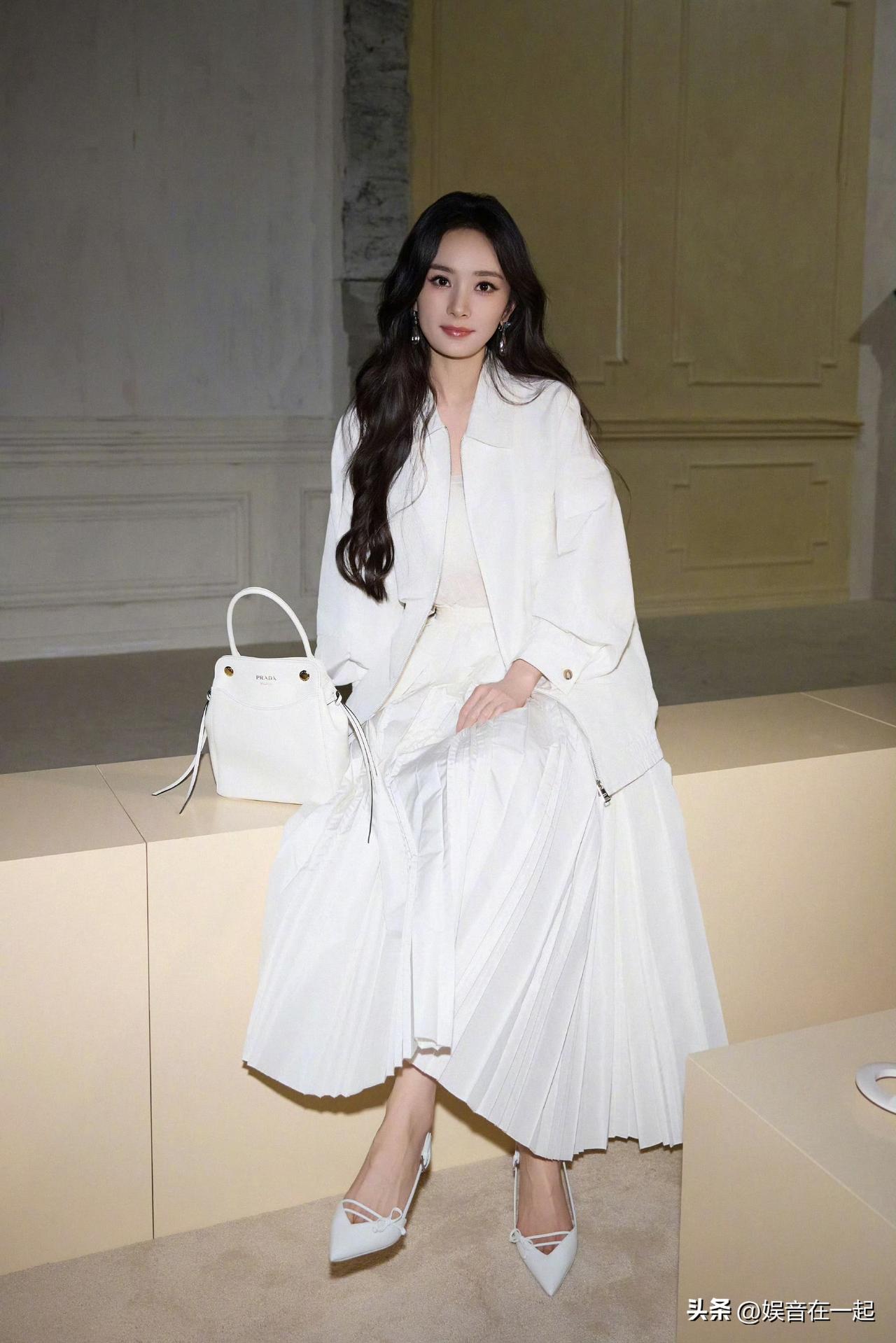 杨幂主演电影（含配音作品）票房突破100亿，暂列女主演电影票房榜第八名，把贾玲挤