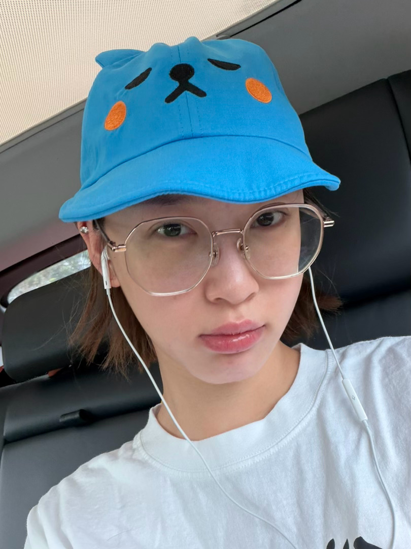 欣儿出门了 