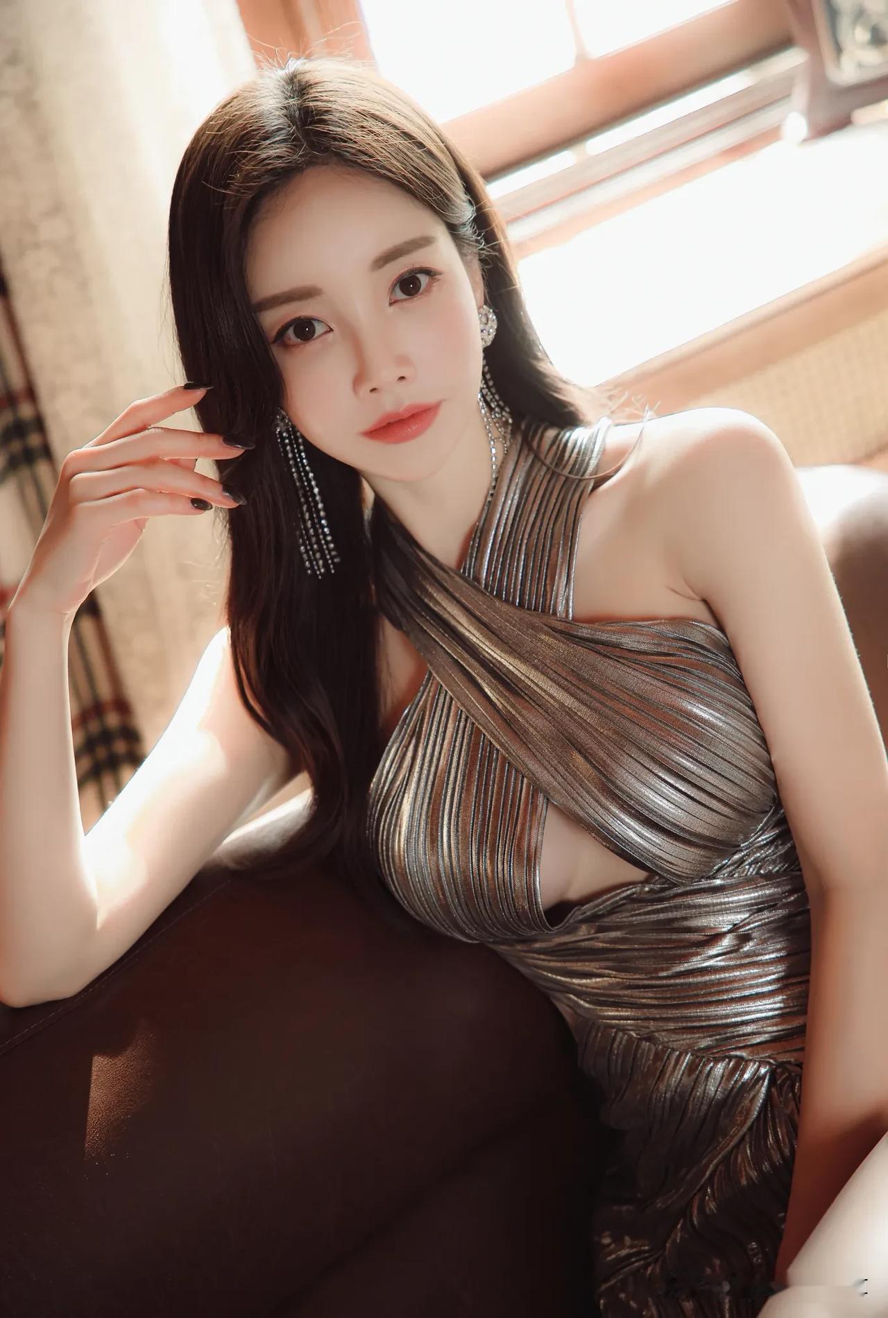 孙允珠定拍写真：银锻流苏璀璨摩纳哥星辰礼裙好身材性感女神 
金属银竖条纹挂脖包臀