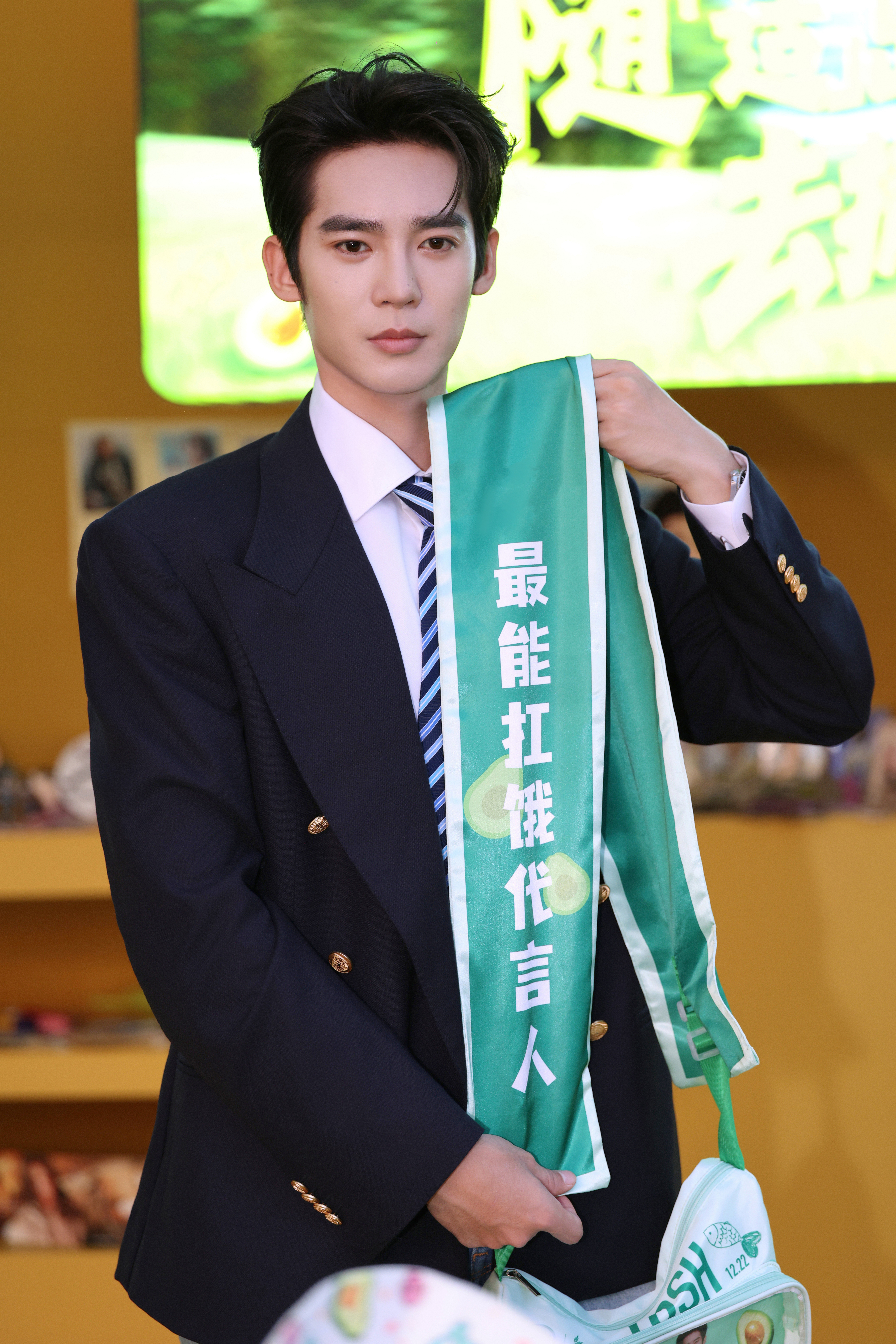 于适今日品牌活动的Yosh！学院风的双排扣西装、斜纹领带搭配浅色牛仔裤和尖头皮靴