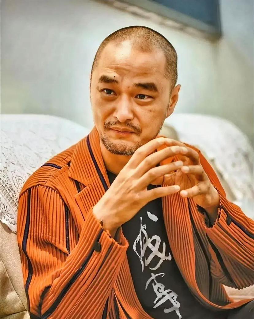 医学博士冯老板说：“金钱就像水一样，缺了，渴死；贪多，淹死。满桌佳肴，你得有好牙
