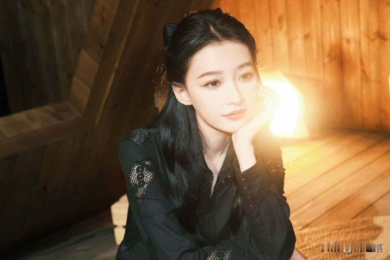 黑衣美人倚窗思，月影如水入梦来。