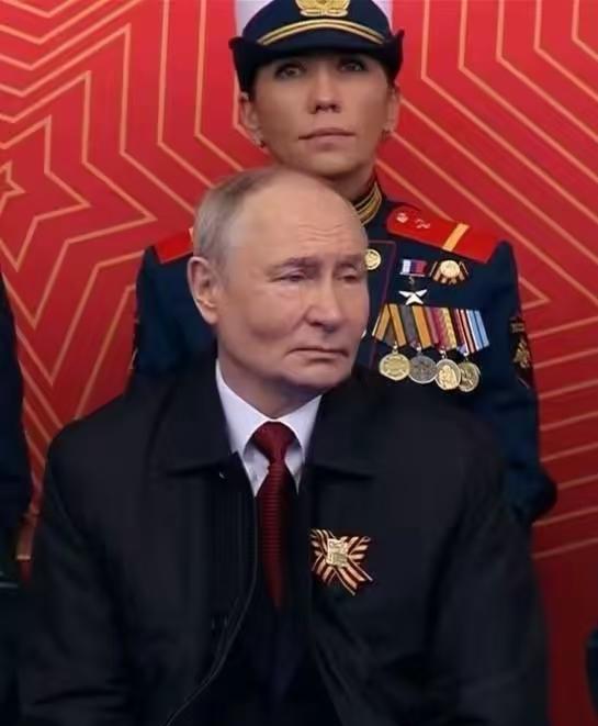 莫斯科红场阅兵，看到一幕，普京总统肉眼可见的衰老了，真是世态炎凉啊！
想当初普京