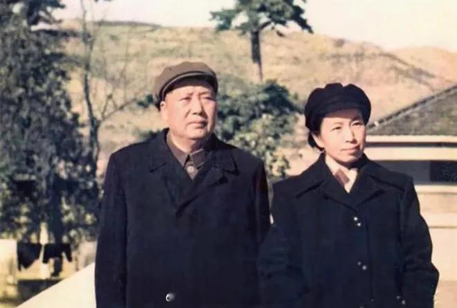 如今，我们为什么要怀念伟大的导师、伟大的人民领袖毛主席？不是因为我们有怀旧的伤感