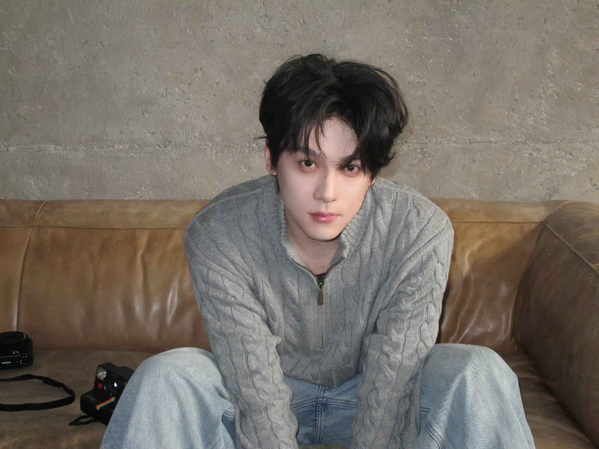 田栩宁春日暄和的松弛碎片人夫感满满的一组照片！田栩宁日常投送田栩宁灰色毛线衫日常