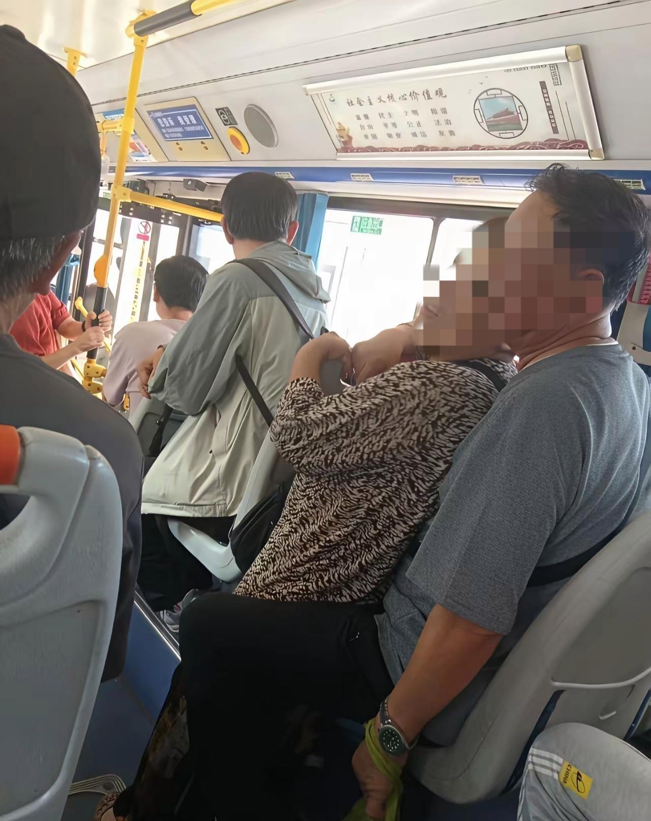 早高峰坐公交，撞见一件让人挺尴尬的事。
 车上一对大爷大妈，当众又是搂抱又是亲昵