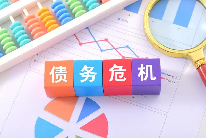 日本政府要避免债务危机，其实挺难的。目前日本政府债务占GDP比重超260%，在发