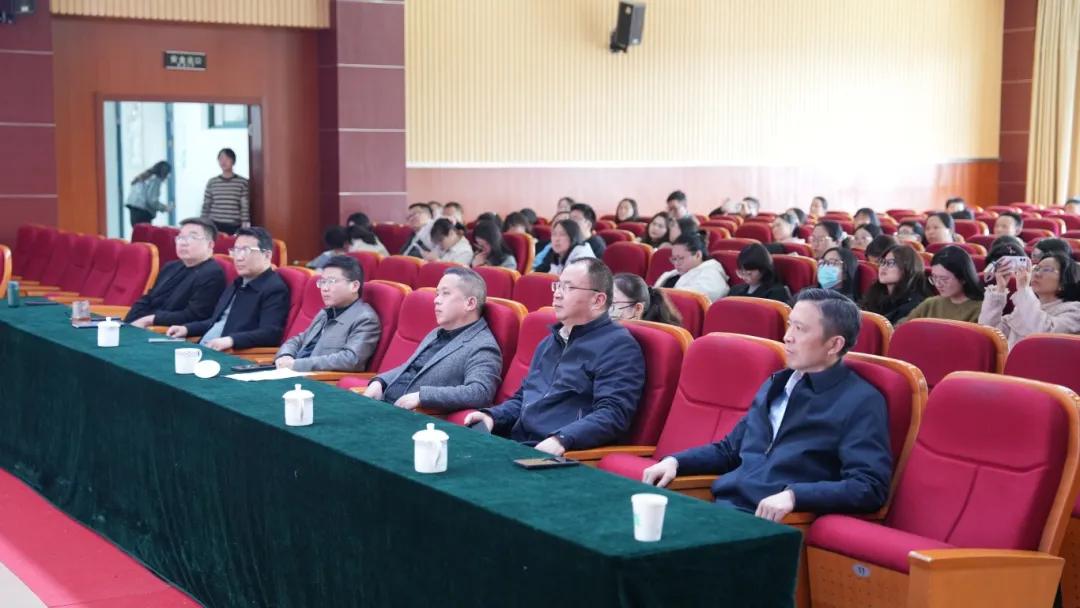 宝应书香盛会落地！开发区国际学校举办全县书香校园建设现场会。本次阅读活动以博以载