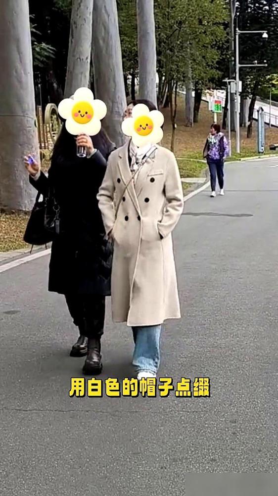 别让那条紧绷绷的黑裤子，把你价值不菲的大衣直接拽进“居委会”序列。

这种“米色