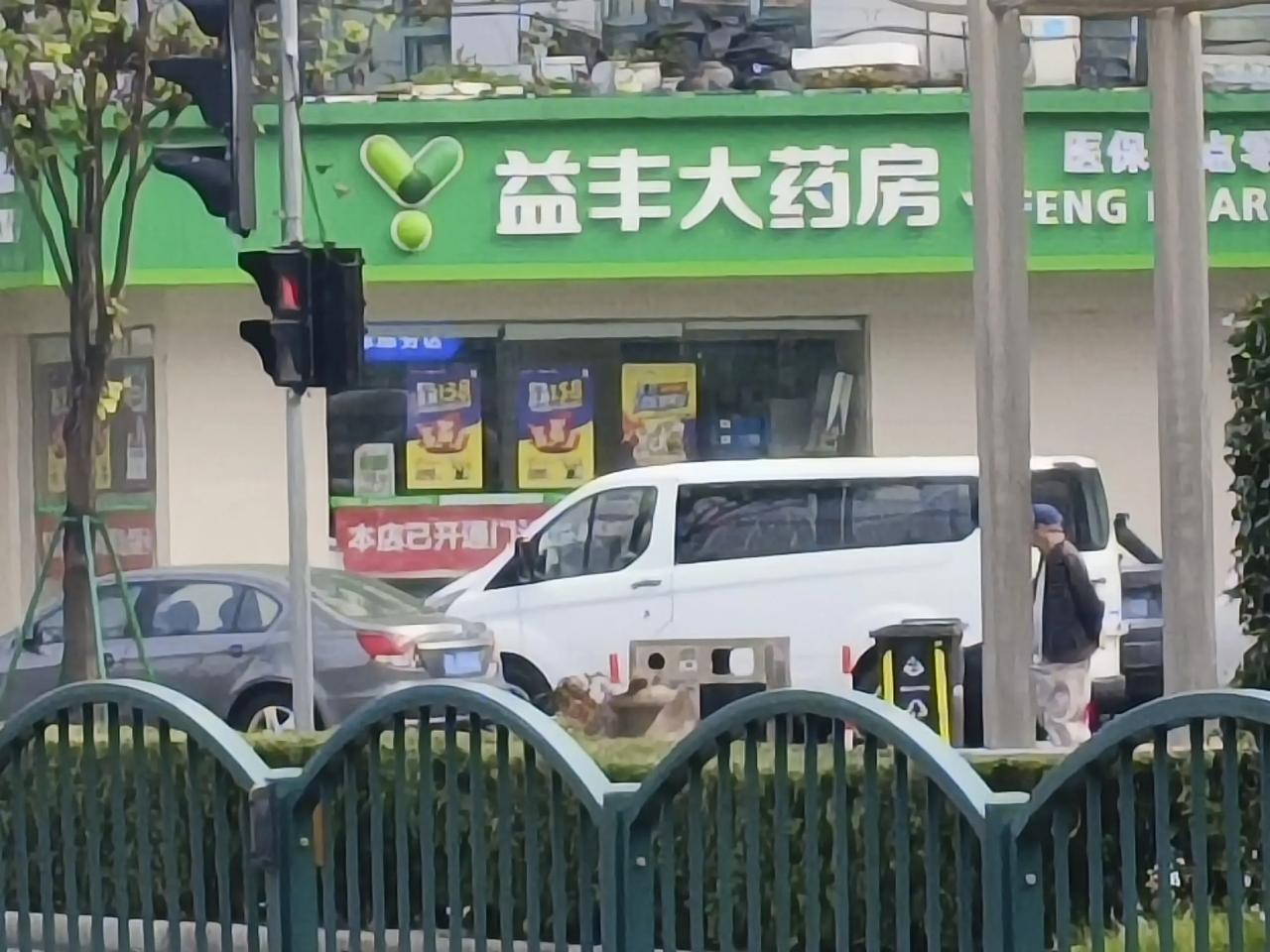 原先居民区附近的超市很多，有联华超市，华联超市，农工商超市，还有一些小超市，现在