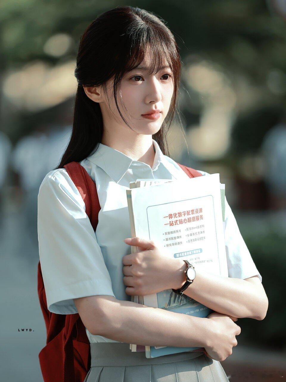 炽夏辱追谁懂这种又气又上头的感觉啊，一边翻着白眼吐槽逻辑全飞，一边攥着手机等更新