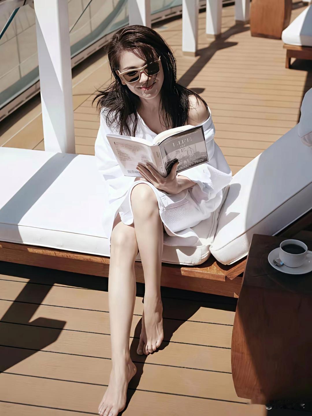 刘涛美图欣赏系列：阳光正好，我在甲板上，手里拿着一本《孤独书》，享受着这宁静的下