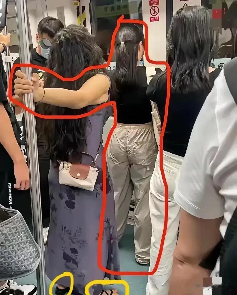 地铁上的奇观：长发女子的怪异造型

在地铁上，你有没有遇到过让人瞠目结舌的瞬间？
