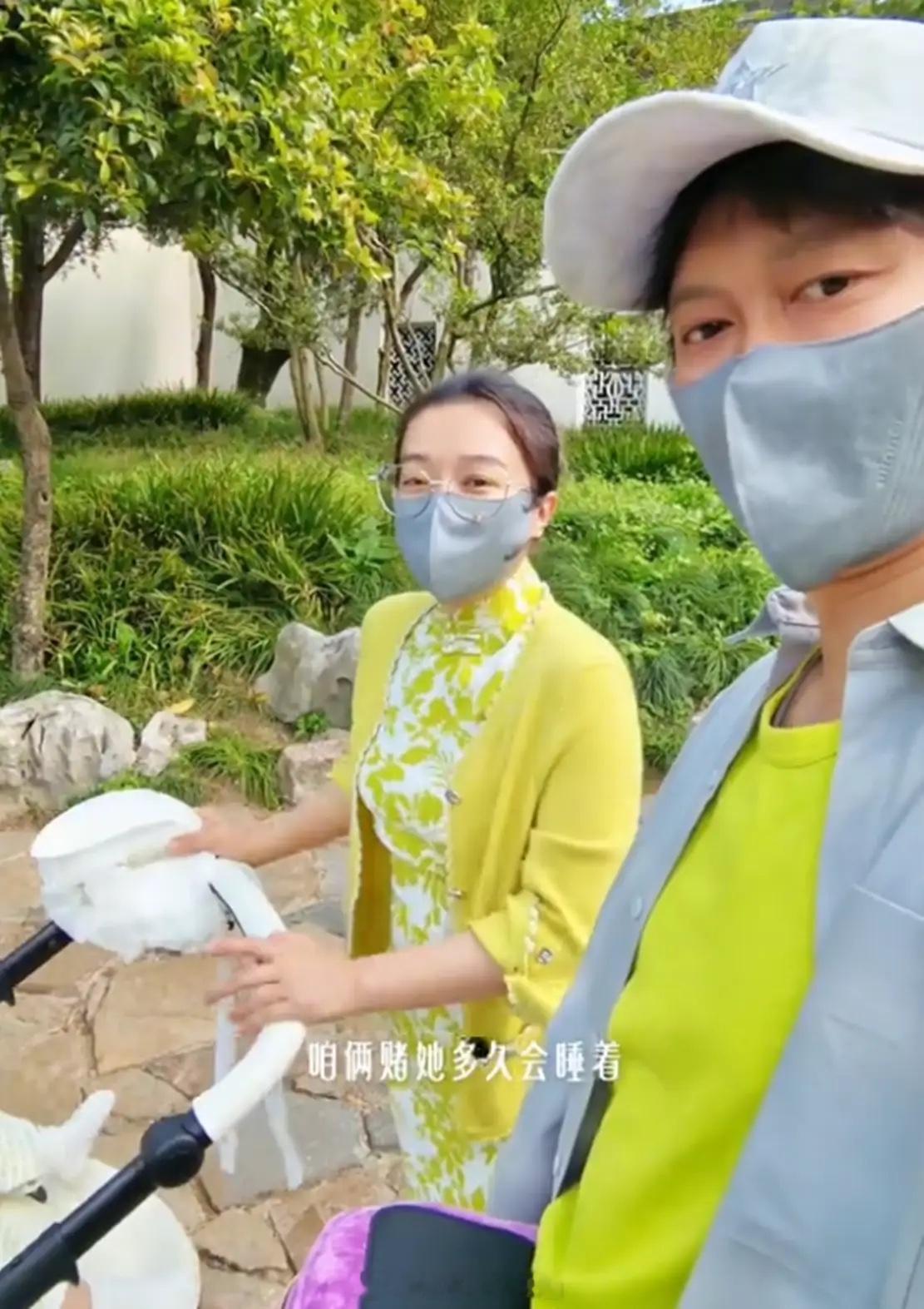 孟鹤堂一家三口幸福同框，孟鹤堂在苏州拍戏，孟嫂特意带着女儿来探班，视频中孟嫂一身