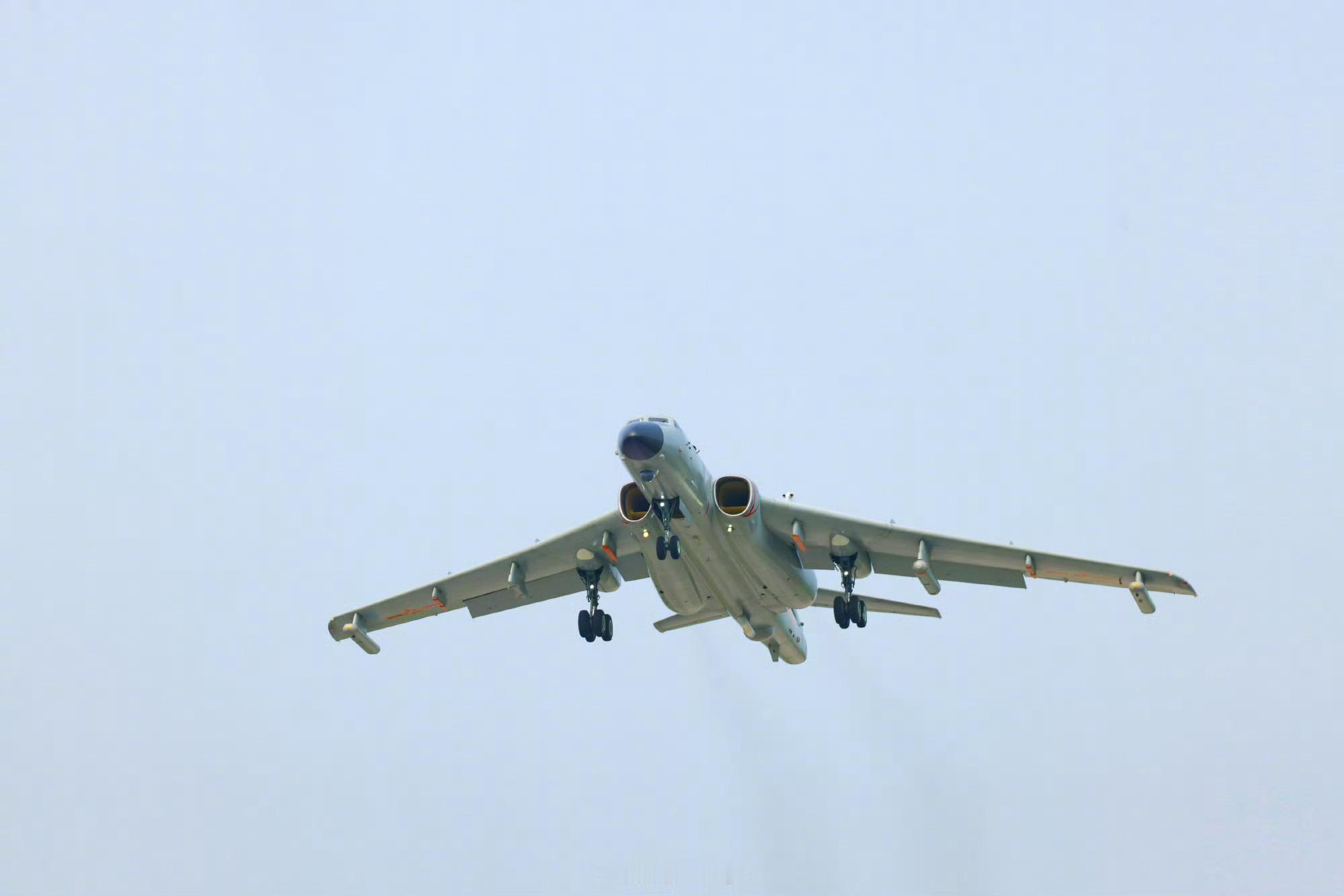 轰-6J，两个翼尖吊舱之外，还得加挂（图源见水印） 