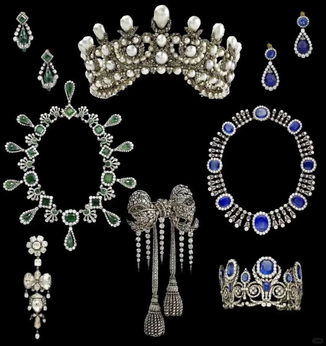 卢浮宫公布了被盗珠宝的清单。名单上一共九件，但图上只有八件——第九件在...