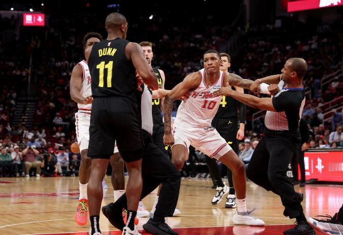 有NBA专家指出，上赛季火箭队的前锋小史密斯有18场比赛投篮命中率低于33%，有