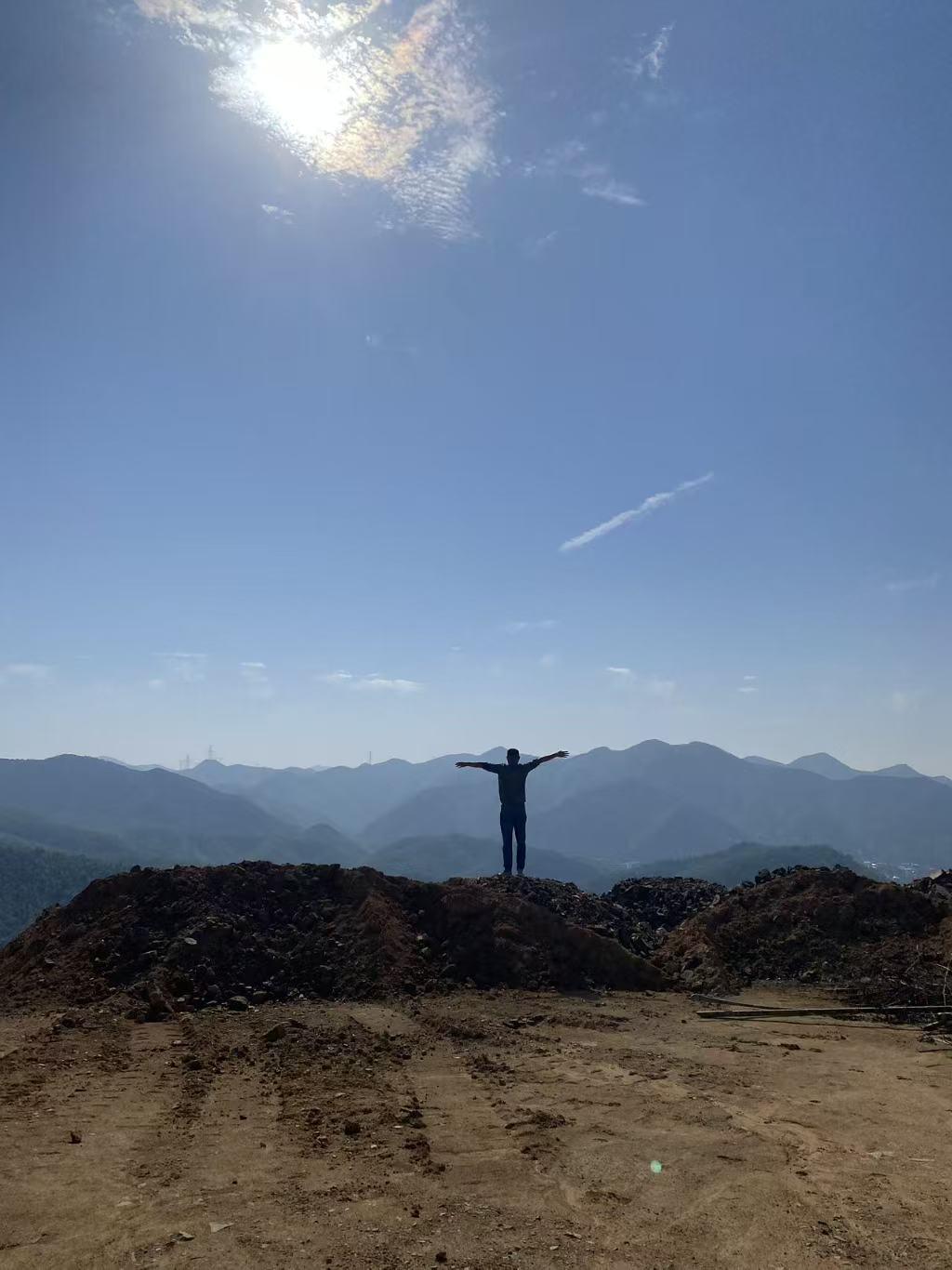 晒一张相册里的天空吧天空和大山相连，我是那么渺小