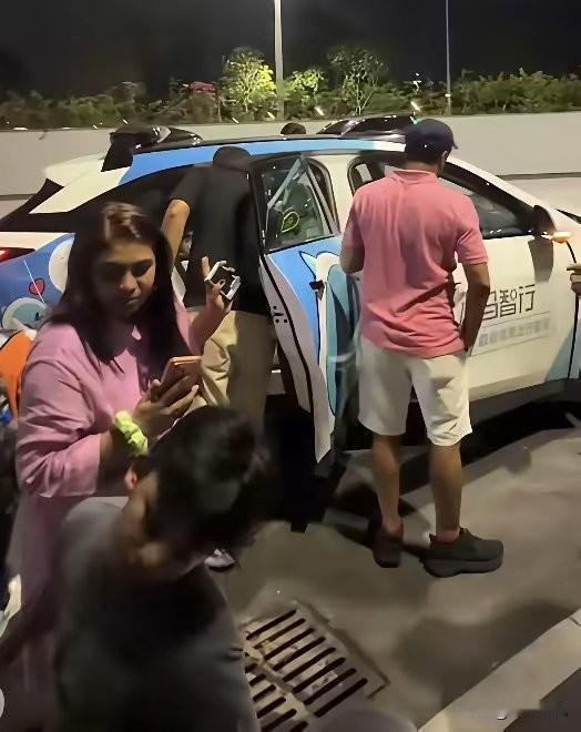 离开印度，到了东方大国的土地上，三哥仍然没忘他们的“技能”！
傍晚8个印度人想把