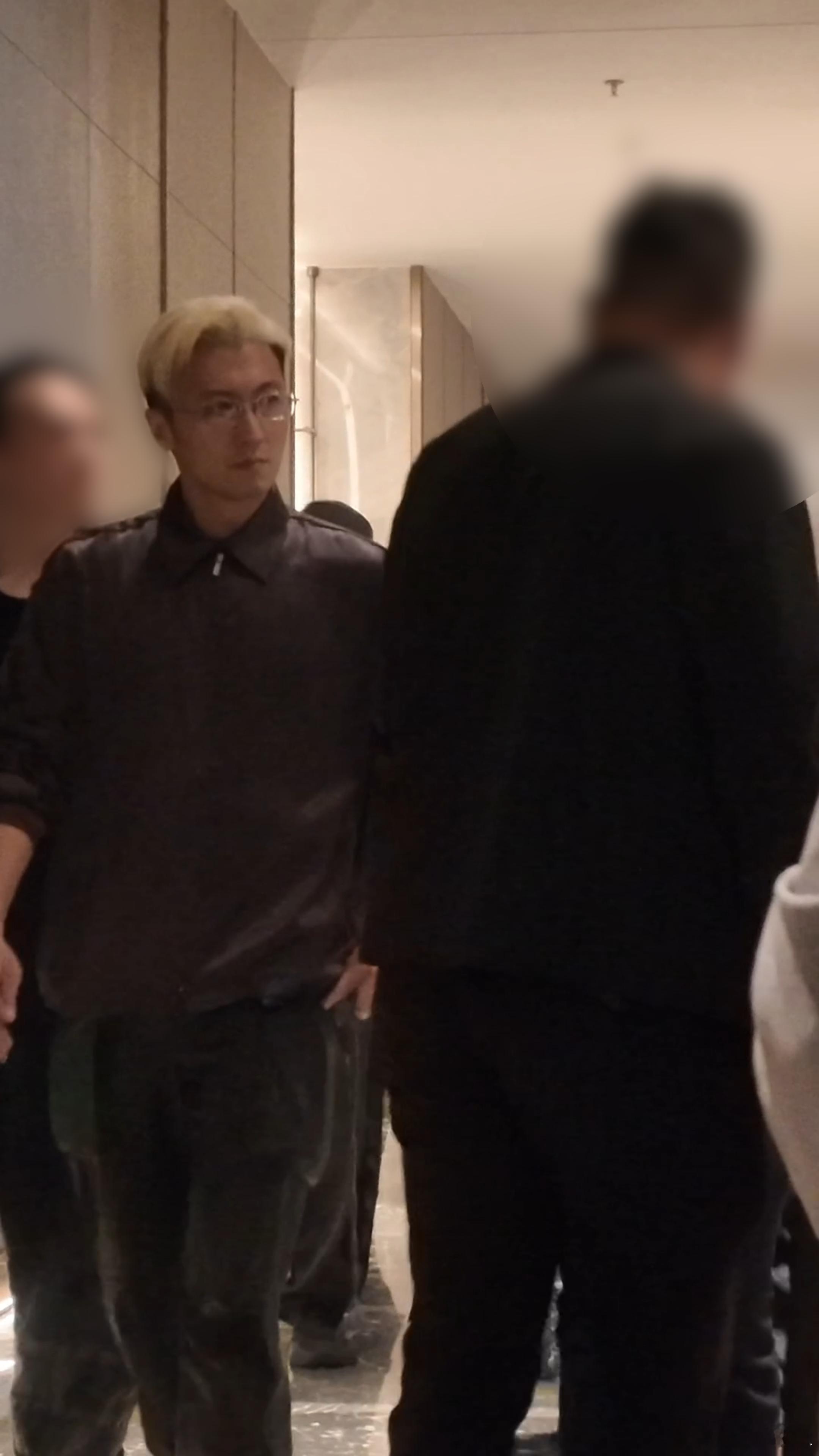 泉州偶遇谢霆锋 谁能想到在泉州偶遇谢霆锋，低调出行也难掩巨星气场，举止儒雅又亲和