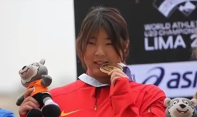 2008年严子怡出生在宁波，在她三年级一次体育课上扔棒球，男生只能扔20多米，她