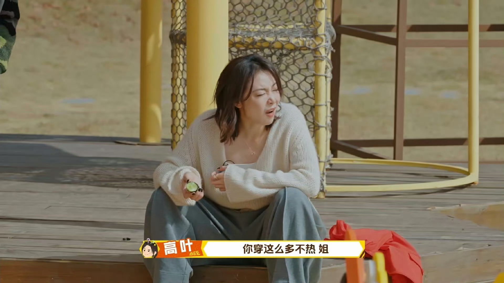 周冬雨机场look录综艺周五晚高疯 周冬雨机场look杀到《周五晚高疯》录制现场