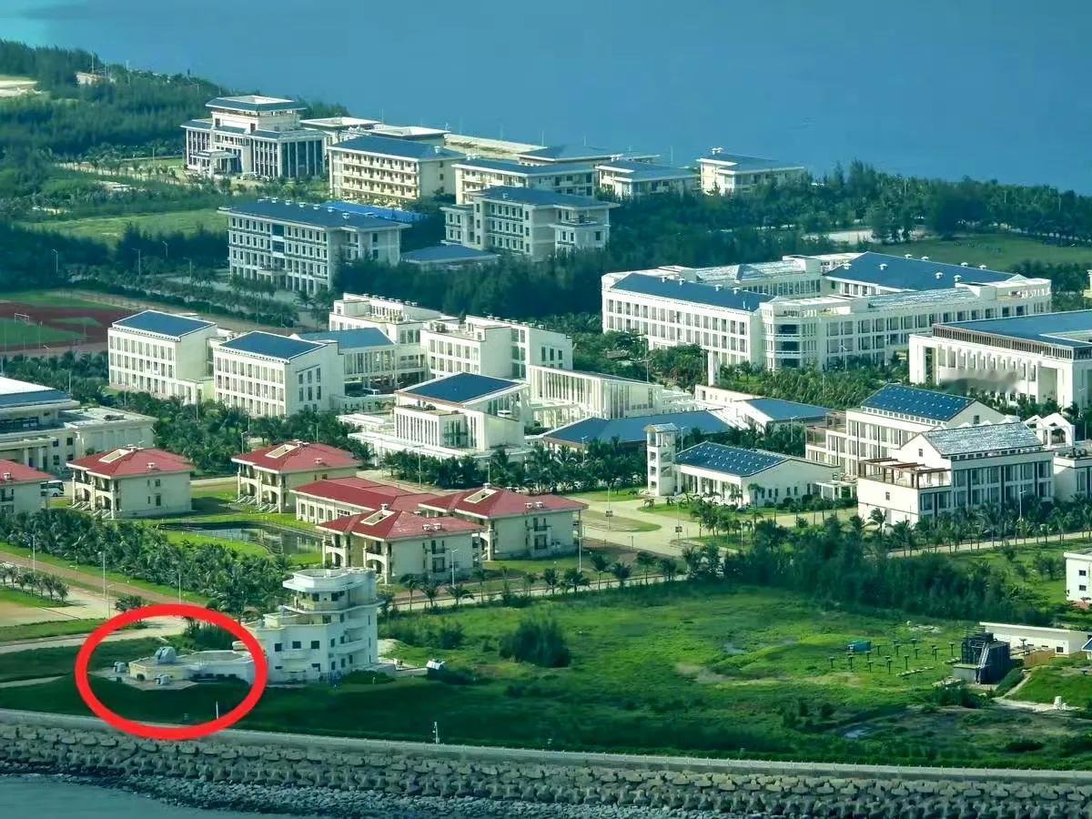 南海的“钢铁堡垒”，渚碧岛的岸防火力，太凶猛了。
 
这是菲律宾飞机近距离偷拍我