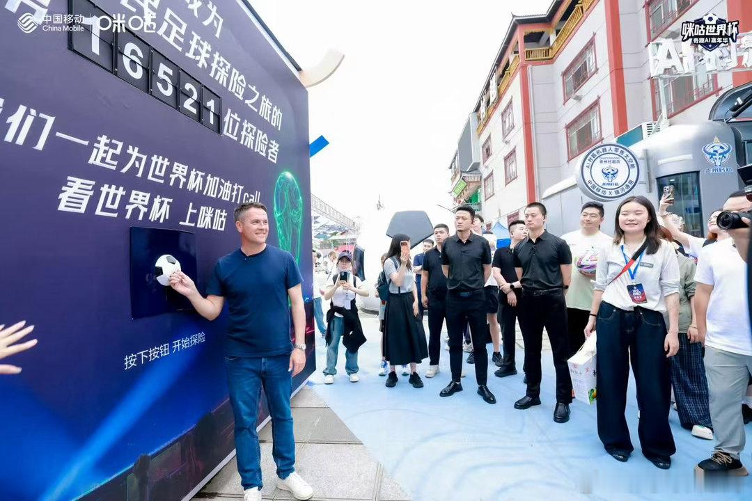 欧文社恐现场秒变社牛欧文沉浸式蹦苗迪欧文空降贵州，直接被拉去客串短剧男主！线下打