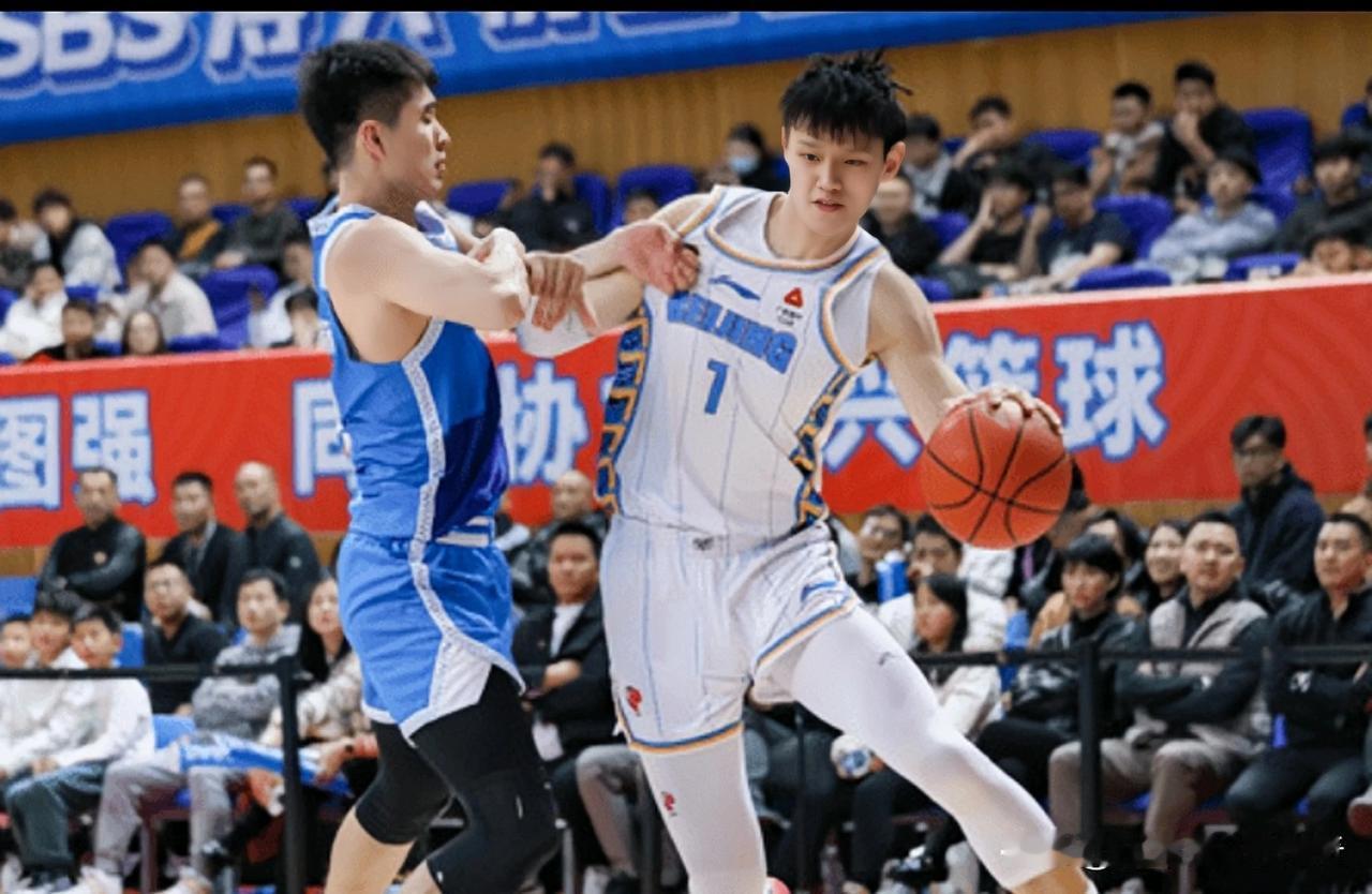 北京男篮球员曾凡博谈自己入选国家队，他表示：很荣幸入选国家队，在上一阶段的时候我