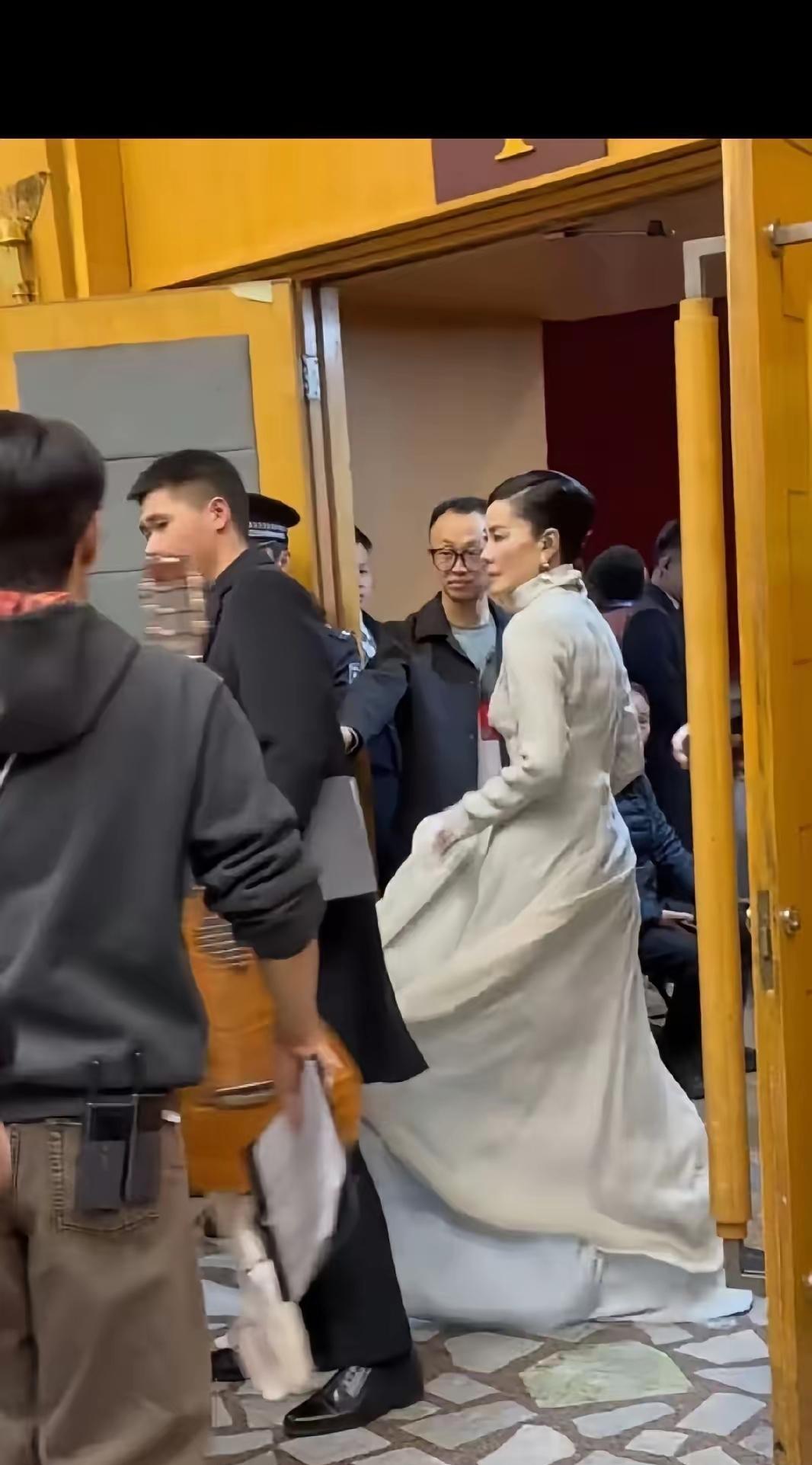 2月15日一大早，王菲突然冲上了高位热搜，这次她传来了一个大好消息，这次由央视新