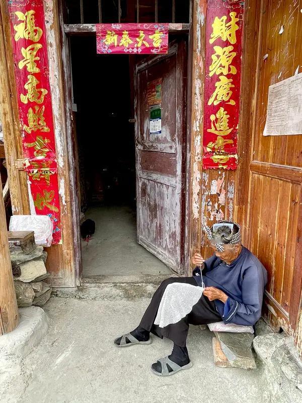泪目！贵州奶奶15年坚守，只为一个大学梦，信封里的“财富”让人泪奔

在贵州遵义