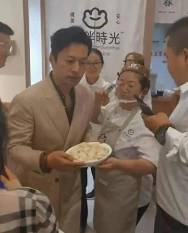 谭凯回应卖房开饺子馆！
近日，谭凯回应“卖房开饺子馆”传闻：回青岛主要是为了陪伴