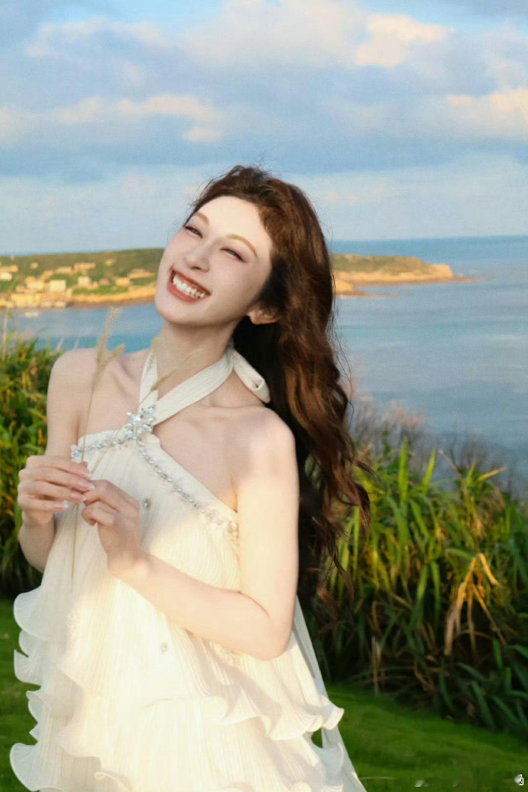 谢娜张小婉挑战奇葩网红零食张小婉搜罗一堆小众怪味零食来找谢娜，两个人边吃边吐槽，